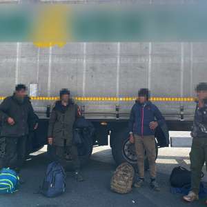 Nouă migranţi ascunşi în TIR-uri, depistați de polițiștii de frontieră arădeni