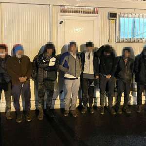 Optsprezece migranţi, opriţi la frontiera de Vest