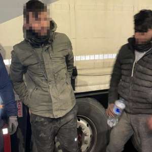 Patru cetățeni străini au călătorit din Turcia până în România, ascunși pe osiile unor semiremorci