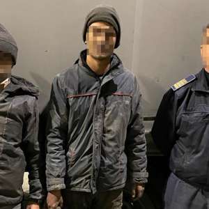 Patru cetățeni străini au călătorit din Turcia până în România, ascunși pe osiile unor semiremorci