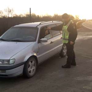 Șofer cu dreptul de a conduce suspendat și cu permis de conducere fals, descoperit în trafic de polițiștii de frontieră ieșeni