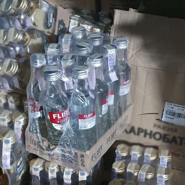 Băuturi alcoolice și articole vestimentare, ascunse într-un microbuz, descoperite la P.T.F. Giurgiu