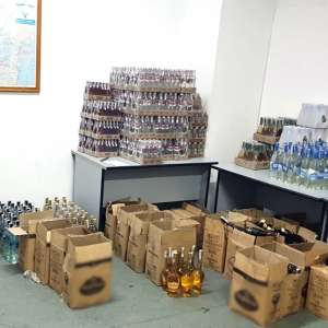 Băuturi alcoolice și articole vestimentare, ascunse într-un microbuz, descoperite la P.T.F Giurgiu