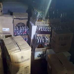 Băuturi alcoolice și articole vestimentare, ascunse într-un microbuz, descoperite la P.T.F Giurgiu