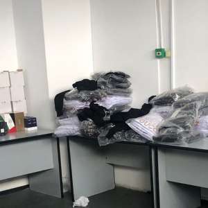 Aproximativ 1.100 de bunuri susceptibile a fi contrafăcute, descoperite în P.T.F. Giurgiu