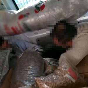 Doi bărbați din Turcia s-au ascuns sub bagajele dintr-un microbuz, pentru a trece ilegal frontiera