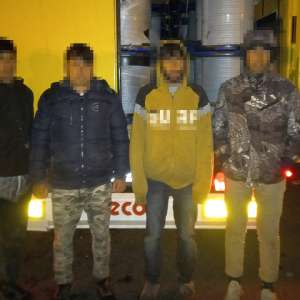 Patru afgani, ascunşi într-un TIR încărcat cu materiale plastice