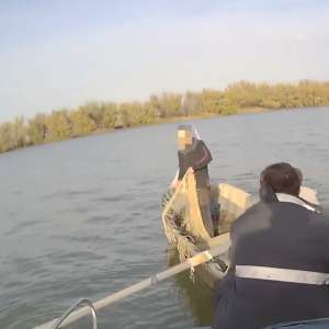 Cetățeni ucraineni depistați pescuind ilegal pe teritoriul românesc, folosind o ambarcațiune prevăzută cu un motor furat din Croația.