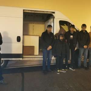 Nouăsprezece cetăţeni străini opriţi la graniţa cu Ungaria de polițiștii de frontieră arădeni