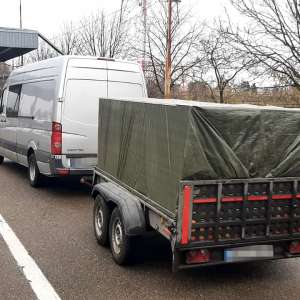 Depistat la controlul de frontieră tractând o remorcă neînmatriculată