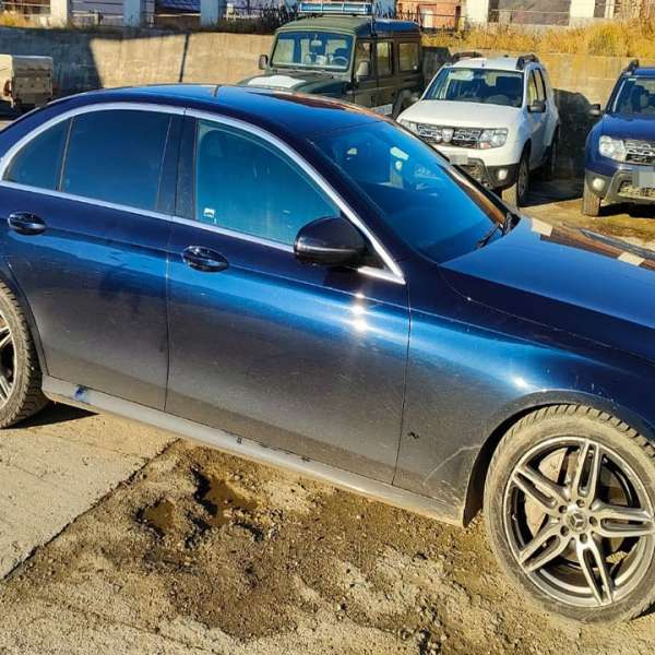 Autoturism furat din Marea Britanie, descoperit în Poienile de sub Munte