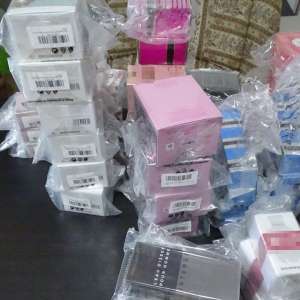 Parfumuri contrafăcute și 20 de grame de substanță vegetală  descoperite în P.T.F. Calafat