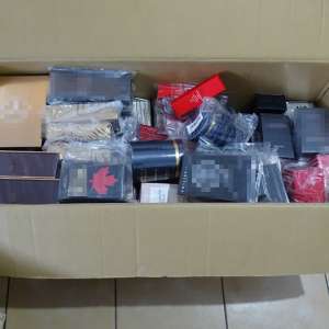 Parfumuri contrafăcute și 20 de grame de substanță vegetală  descoperite în P.T.F. Calafat