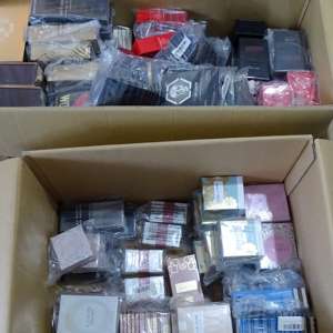 Parfumuri contrafăcute și 20 de grame de substanță vegetală  descoperite în P.T.F. Calafat