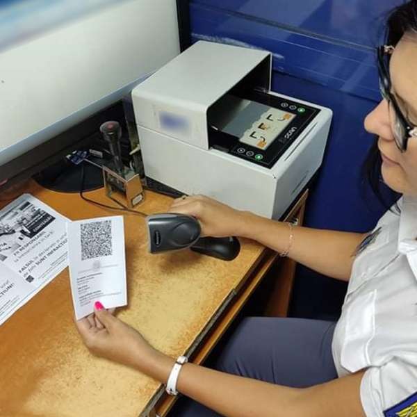 Doi cetăţeni spanioli cu certificate digitale de vaccinare false, depistaţi la Aeroportul Otopeni