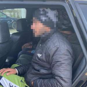 Doi cetățeni români arestați preventiv pentru trafic de migranți