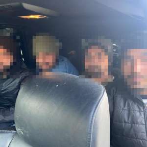 Doi cetățeni români arestați preventiv pentru trafic de migranți