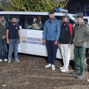 Doi cetățeni români arestați preventiv pentru trafic de migranți