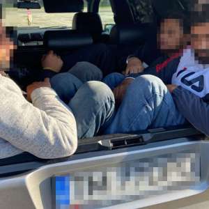 Doi cetățeni români arestați preventiv pentru trafic de migranți