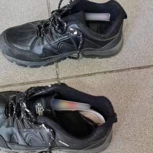 Documente româneşti false ascunse în încălţăminte la trecerea frontierei