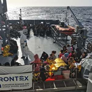 Sute de “suflete” salvate în Marea Mediterană, de poliţiștii de frontieră români