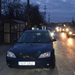 Autoturism blindat cu ţigarete de contrabandă identificat la Leţcani