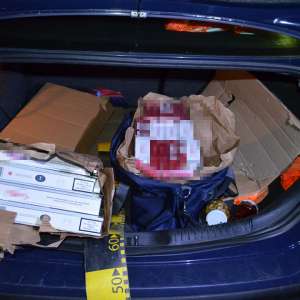 Autoturism blindat cu ţigarete de contrabandă identificat la Leţcani