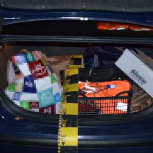 Autoturism blindat cu ţigarete de contrabandă identificat la Leţcani