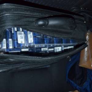 Autoturism blindat cu ţigarete de contrabandă identificat la Leţcani