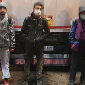 Trei afgani depistați într-un automarfar încărcat cu confecții metalice