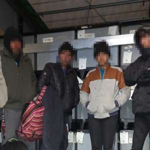 Cinci afgani depistați ascunşi într-un automarfar