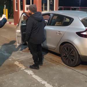 A încercat să iasă din ţară la volan, deși nu avea permis de conducere