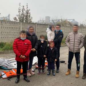 Opt afgani, depistaţi la malul Dunării de poliţiştii de frontieră de la Moldova Veche