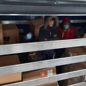 Șase migranți ascunși în TIR-uri, depistați de polițiștii de frontieră din vestul ţării
