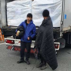 Șase migranți ascunși în TIR-uri, depistați de polițiștii de frontieră din vestul ţării