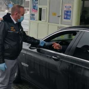 Familie cu certificate digitale EU Covid falsificate oprită la PTF Petea