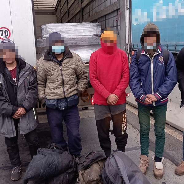 Douăzeci și șapte de migranți ascunși în TIR-uri, depistați de polițiștii de frontieră de la Nădlac