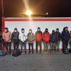 Doisprezece afgani, ascunşi într-un automarfar încărcat cu încălțăminte