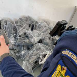 Articole de încălțăminte care prezentau suspiciuni de contrafacere,  descoperite în PTF Giurgiu