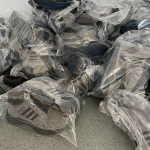 Articole de încălțăminte care prezentau suspiciuni de contrafacere,  descoperite în PTF Giurgiu