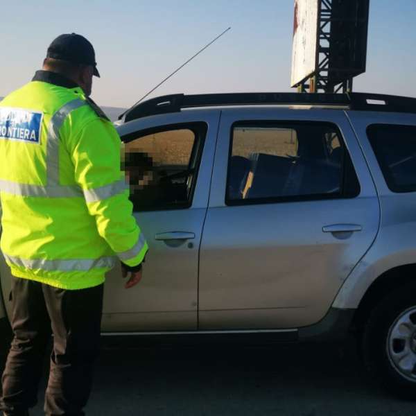 Pieton cu permis de conducere fals, oprit în trafic de polițiștii de frontieră ieșeni