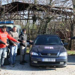 Patru cetăţeni indieni depistaţi într-un autoturism  în zona de frontieră