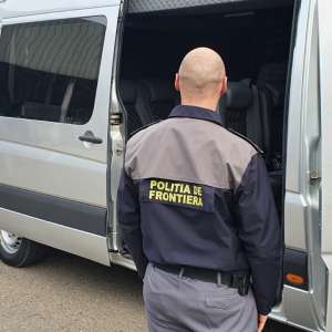 7.000 de capsule antivirale, ascunse în plafonul unui microbuz,  descoperite în P.T.F. Siret