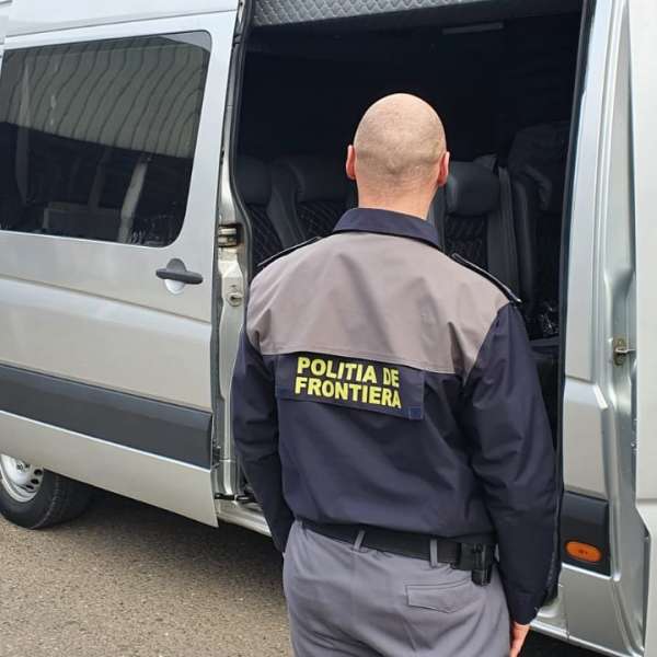 7.000 de capsule antivirale, ascunse în plafonul unui microbuz, descoperite în P.T.F. Siret