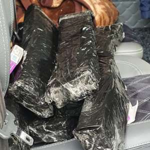 7.000 de capsule antivirale, ascunse în plafonul unui microbuz,  descoperite în P.T.F. Siret