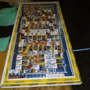 Mii de pachete cu țigări, ascunse în uşi de termopan