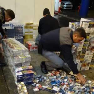 Mii de pachete cu țigări, ascunse în uşi de termopan