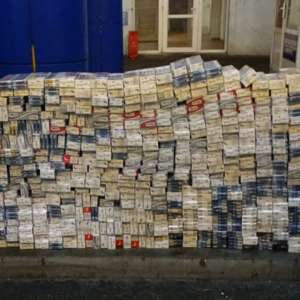 Mii de pachete cu țigări, ascunse în uşi de termopan