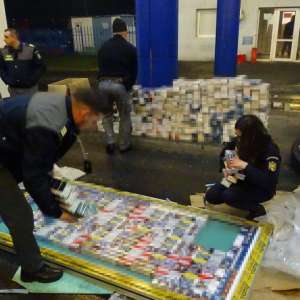 Mii de pachete cu țigări, ascunse în uşi de termopan