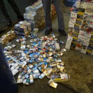 Mii de pachete cu țigări, ascunse în uşi de termopan